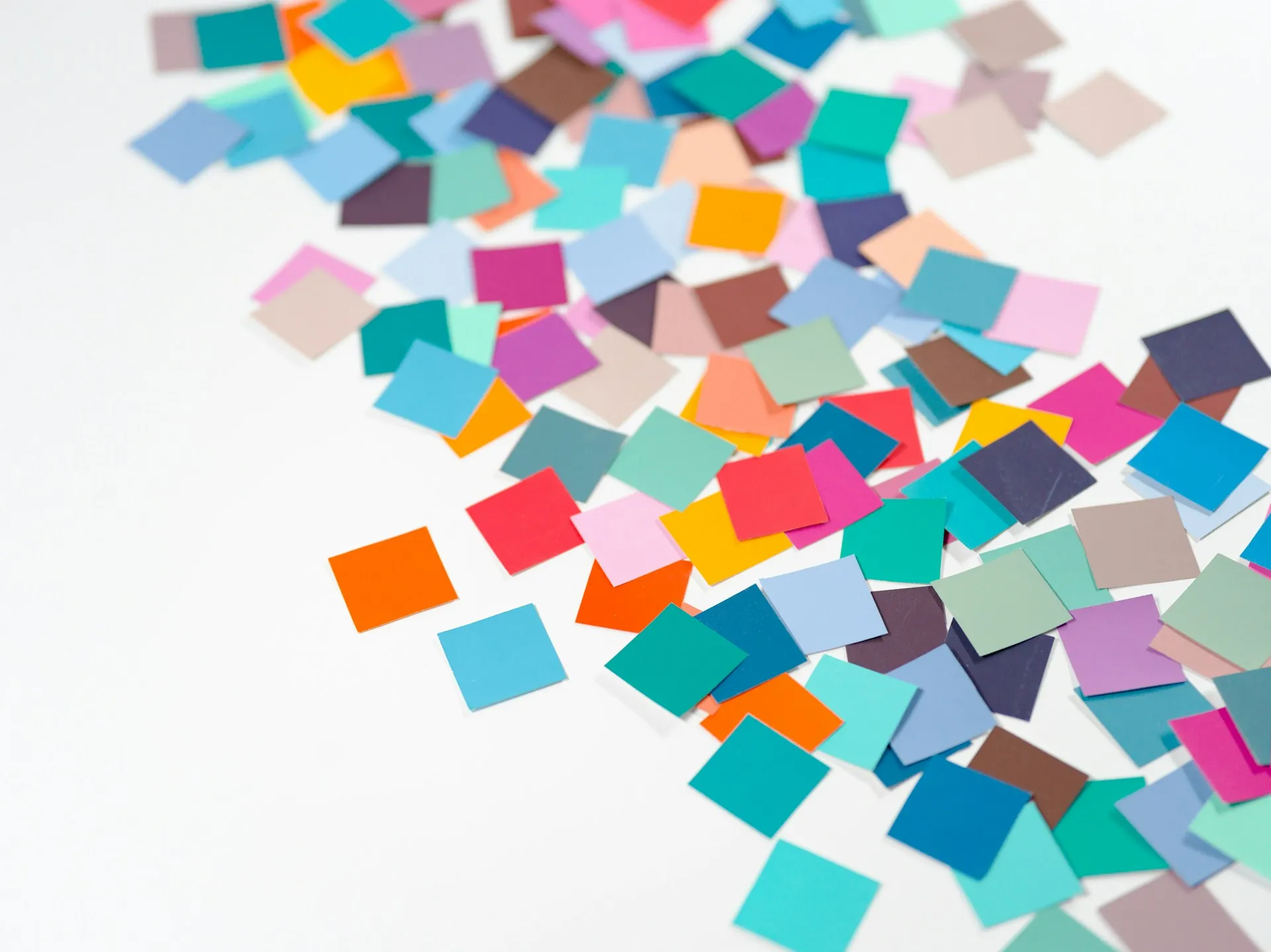 Fond blanc couvert de post-its colorés